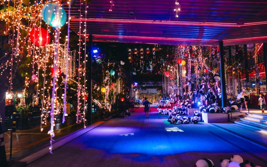 Idées de branding événementiel : espace thématique avec lanternes et installations lumineuses